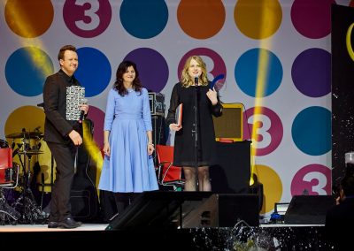 Suhtekorralduse Auhind 2015 avaliku sektori preemia üleanmine pildil Marko Reikop, Karin Volmer, Aive Hiiepuu