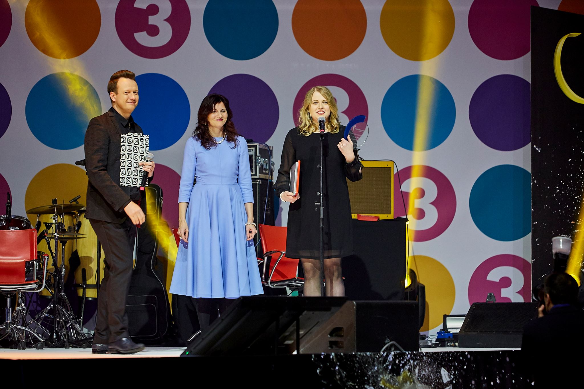 Suhtekorralduse Auhind 2015 avaliku sektori preemia üleanmine pildil Marko Reikop, Karin Volmer, Aive Hiiepuu