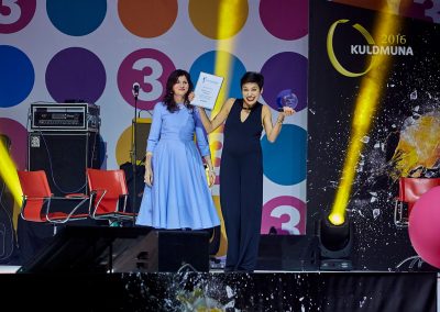 Suhtekorralduse Auhind 2015 erasektori preemia üleandmine pildil Aleksandra Moorast, Aive Hiiepuu