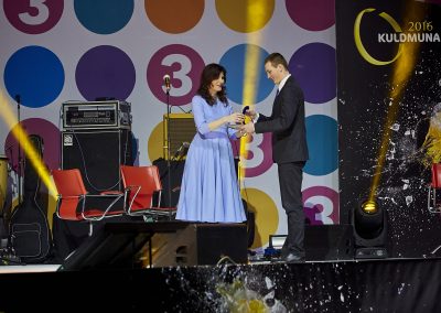 Suhtekorralduse Auhind 2015 eripreemia üleandmine pildil Taavi Karotamm, Aive Hiiepuu