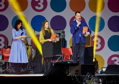 Suhtekorralduse Auhind 2015 kolmanda sektori preemia üleandmine pildil Pia Kuusik, Toivo Tänavsuu, Aive Hiiepuu